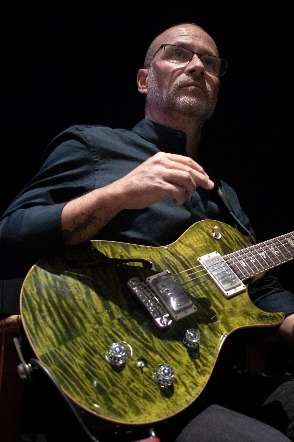 Retrato de Nuno Guedes Campos em concerto